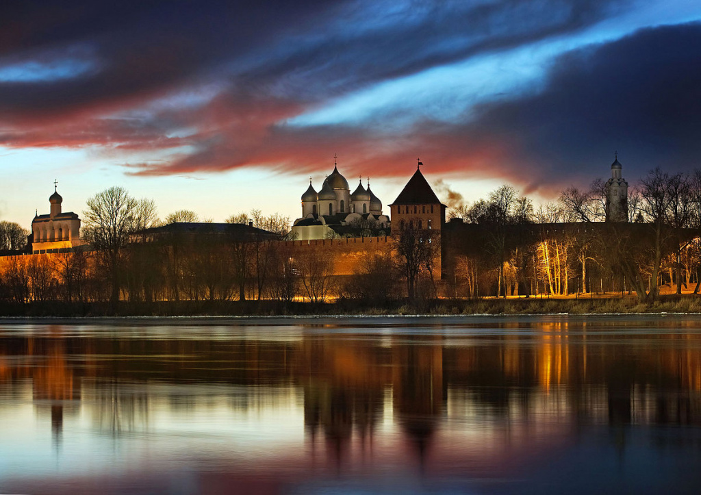 1200px-Nightly_kreml_Veliky_Novgorod.jpg